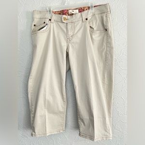 18 Womens Levis Low 542 Capri Khaki Pockets W-38 Inseam 22”